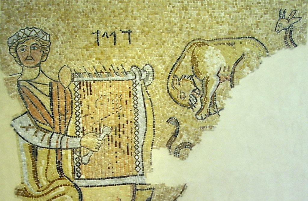 Mosaico del siglo II antes de Cristo, con inscripción en hebreo con el nombre de “David”. El artista probablemente se refiere al bíblico rey David, poeta y arpista. Junto a la figura de David, se muestra un joven león, símbolo de Judá, la jirafa y la serpiente, todos aparentemente escuchando la melodía de David.