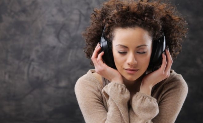 Mujer-escuchando-musica-660x400