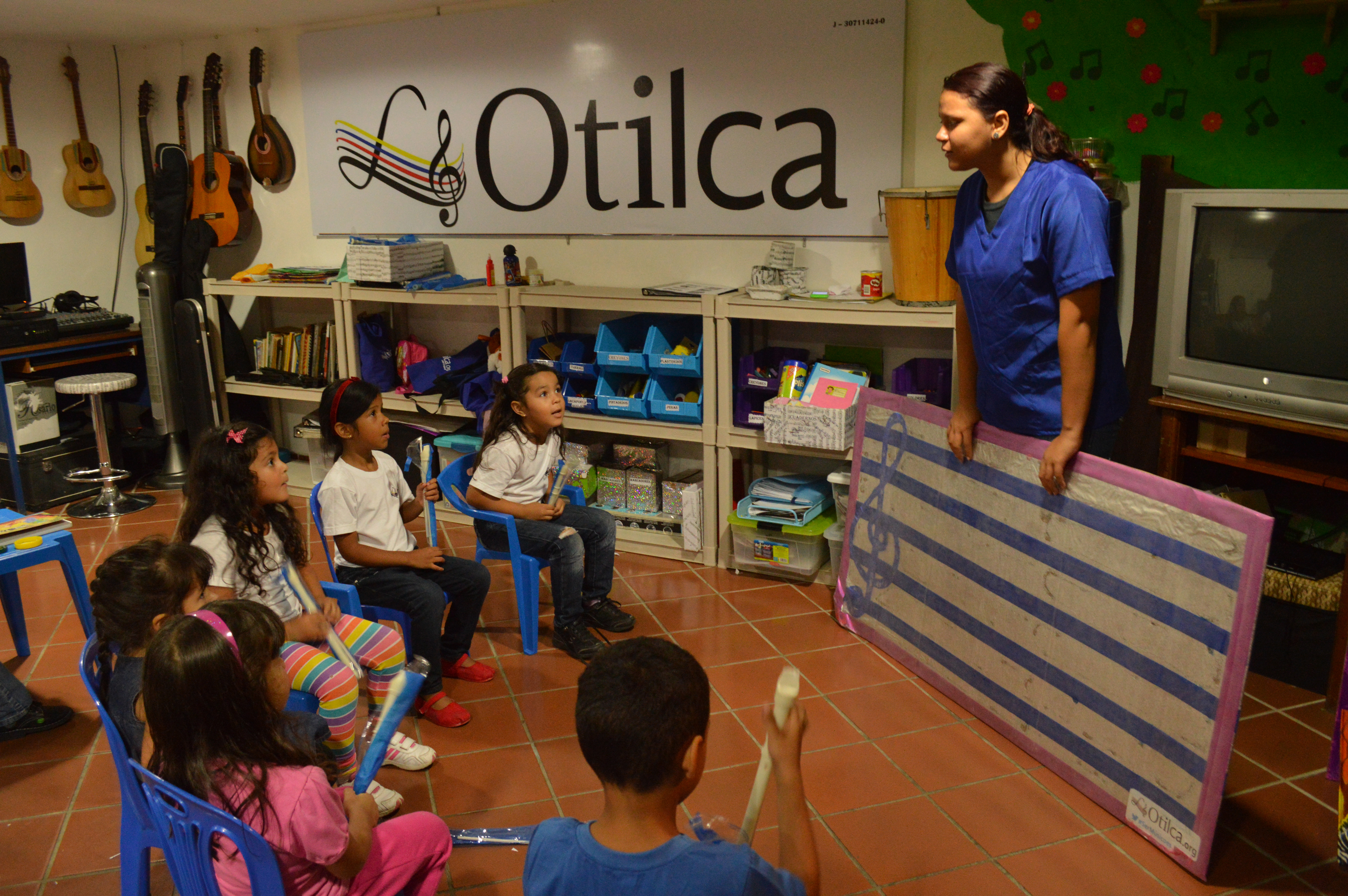 Niños y niñas recibiendo clases en el Kinder Musical Otilca
